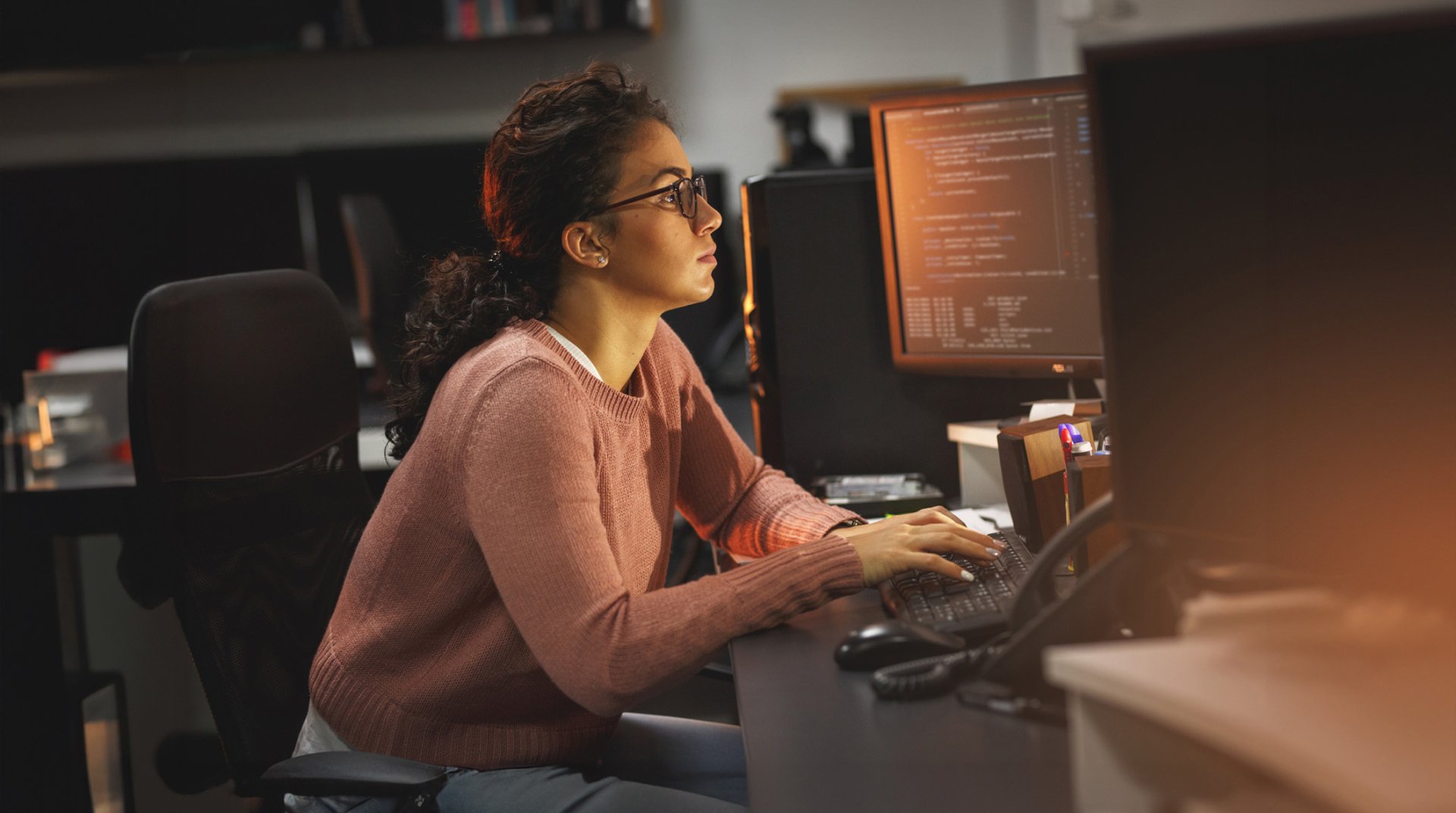 Programista pracujący nad kodem w nocy, symbolizujący doświadczenie GlobalLogic w modernizacji aplikacji i napędzaniu innowacji za pomocą usług Google Cloud.